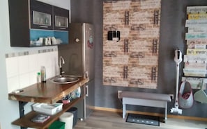 KĂŒhlschrank, Mikrowelle, Herdplatte, Wasserkocher mit Kaffee-/Teezubehör