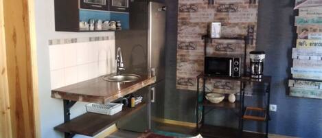 ثلاجة، ميكروويف، موقد طهي مسطح، ماكينة لصنع القهوة/الشاي