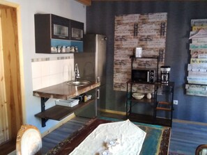 KĂŒhlschrank, Mikrowelle, Herdplatte, Wasserkocher mit Kaffee-/Teezubehör