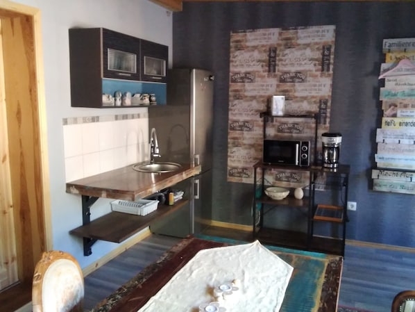 KĂŒhlschrank, Mikrowelle, Herdplatte, Wasserkocher mit Kaffee-/Teezubehör