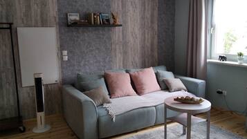 Fernseher, DVD-Player, Bücher, Stereoanlage