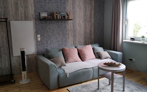 Fernseher, DVD-Player, BĂŒcher, Stereoanlage