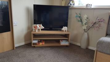 Cabin | Living room | 30-inch TV with digital channels