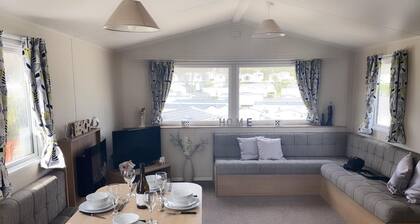 Pool-garden-2br-parking-wifi-sleeps6