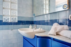 Douche, sèche-cheveux, bidet