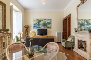 Living area - GuestHost - Elegant 110 sqm apartment, which can accommodate up to 3 people, located on the fourth floor of a period building with lift (not suitable for the disabled). The property, in the Traffic Restricted Area (ZTL), is located in the heart of the hi (Roma)