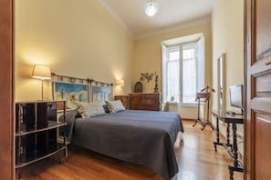2 bedrooms, iron/ironing board, WiFi