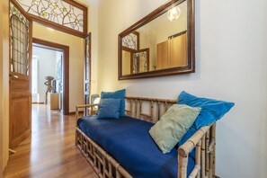 2 bedrooms, iron/ironing board, WiFi - GuestHost - Elegant 110 sqm apartment, which can accommodate up to 3 people, located on the fourth floor of a period building with lift (not suitable for the disabled). The property, in the Traffic Restricted Area (ZTL), is located in the heart of the hi (Roma)