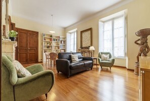 Living area - GuestHost - Elegant 110 sqm apartment, which can accommodate up to 3 people, located on the fourth floor of a period building with lift (not suitable for the disabled). The property, in the Traffic Restricted Area (ZTL), is located in the heart of the hi (Roma)