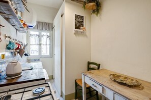 Réfrigérateur, four, plaque de cuisson, grille-pain