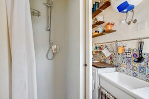 Douche, sèche-cheveux