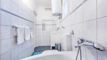 Deluxe Apartment | Bathroom | Hair dryer, towels, soap, shampoo