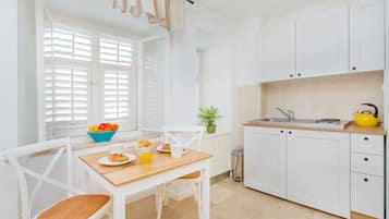 Deluxe Apartment | Private kitchen | Mini-fridge, electric kettle, toaster, cookware/dishes/utensils