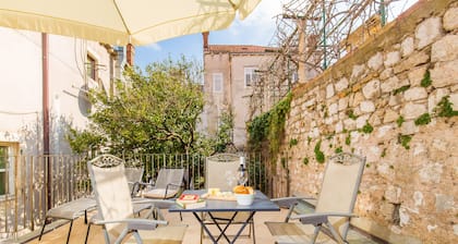 Steps Old Town Apartments by Irundo