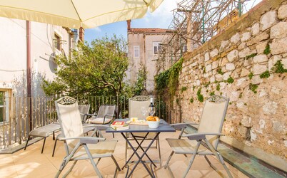 Steps Old Town Apartments by Irundo