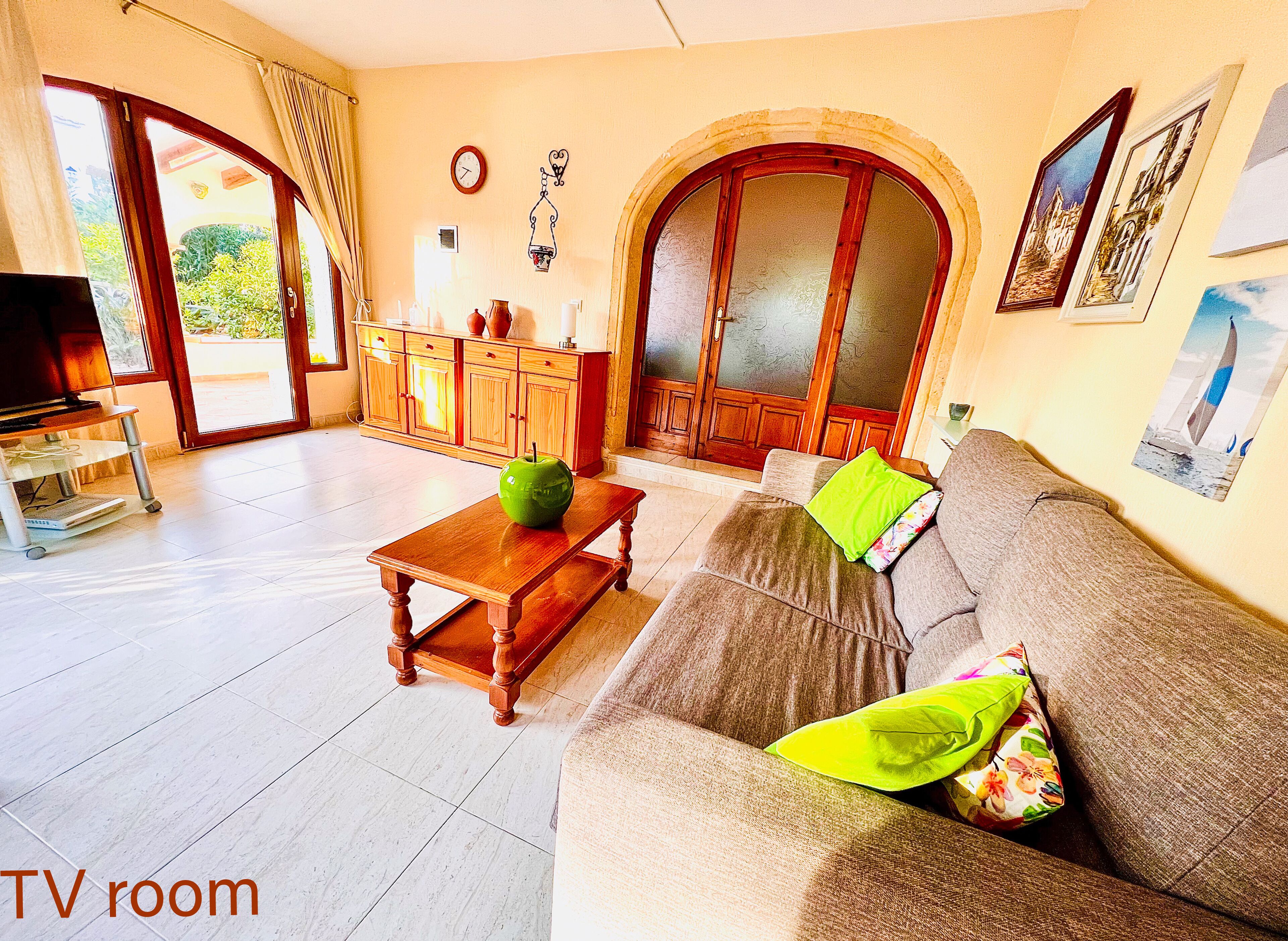 Télévision, cheminée, livres, médiathèque