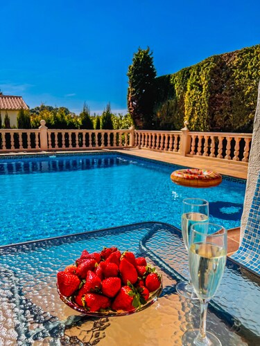 Villa "Casa del Sol" with private pool, beautiful garden, WiFi & garage