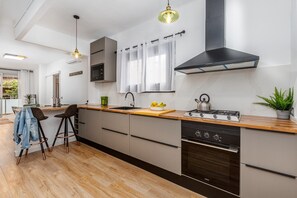 Réfrigérateur, micro-ondes, four, plaque de cuisson