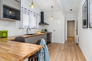 Kjøleskap, mikrobølgeovn, ovn og kokeplater