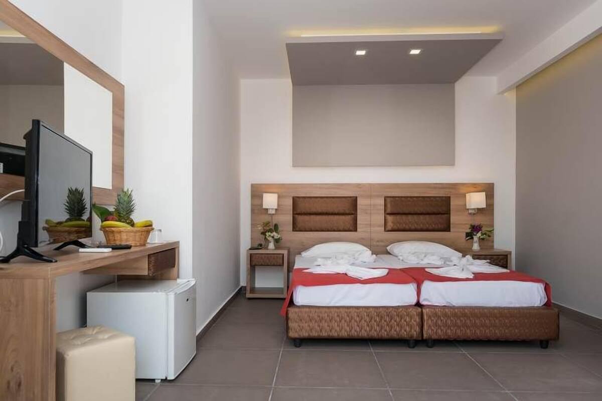 Habitación Deluxe con 2 camas individuales | Caja fuerte, escritorio, cortinas opacas y tabla de planchar con plancha
