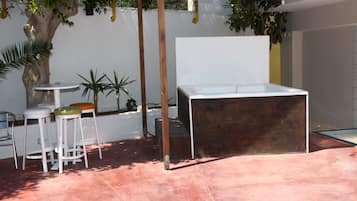 Kolam renang outdoor musiman, dengan payung kolam renang