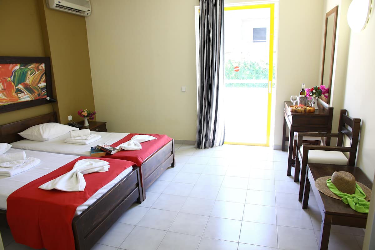 Habitación estándar con 1 cama doble o 2 individuales | Caja fuerte, escritorio, cortinas opacas y tabla de planchar con plancha