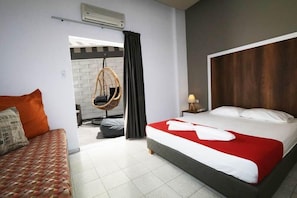 Habitación triple Deluxe | Caja de seguridad en la habitación y decoración personalizada