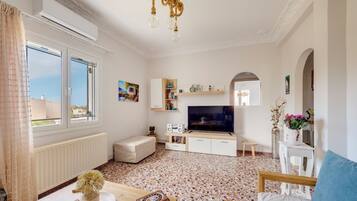 Una Smart TV, libros, un reproductor estéreo, una oficina