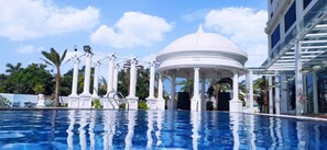 Utendørsbasseng, solsenger og badevakt