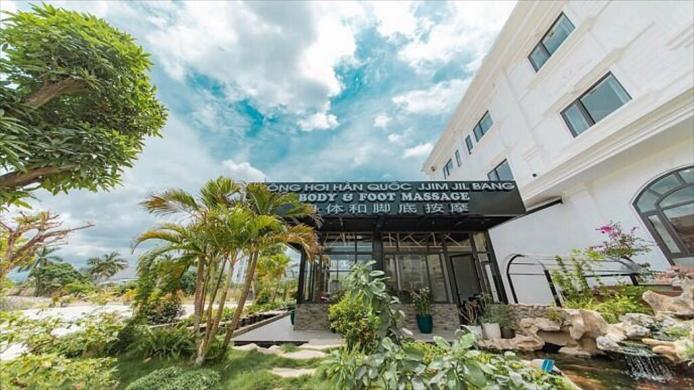 Un edificio con un letrero que anuncia servicios de masaje corporal y podal.