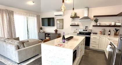 Cozy Carriage House in Downtown Forest City!