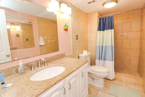 Bañera, secador de pelo y toallas