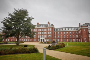 Exterior - Potters Bank (Durham)