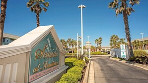 Segnale per Seaside at Atlantis, una comunità di condomini resort, con cielo sereno e palme.