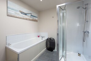 Appartement, salle de bains privée, vue cour intérieure | Salle de bain