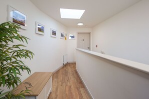 Appartement, salle de bains privée, vue cour intérieure | Hall