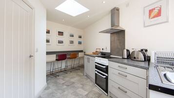 Apartment, Private Bathroom, Courtyard View | Shared kitchen