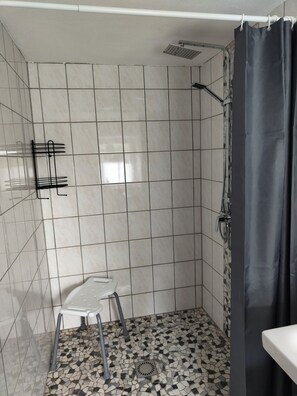 Badkar, hårtork, handdukar och tvål