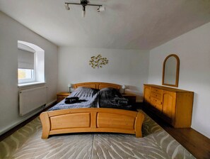 4 bedrooms, iron/ironing board, travel crib, free WiFi