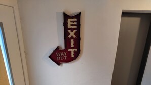 A wall-mounted sign with the words "EXIT WAY OUT" indicating an exit route. - Haus Nr. 37 (Wunsiedel)