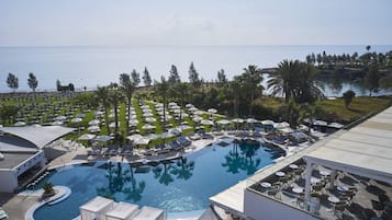 Outdoor pool, sun loungers