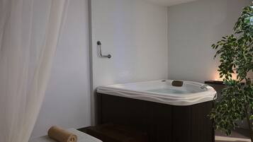 Indoor spa tub