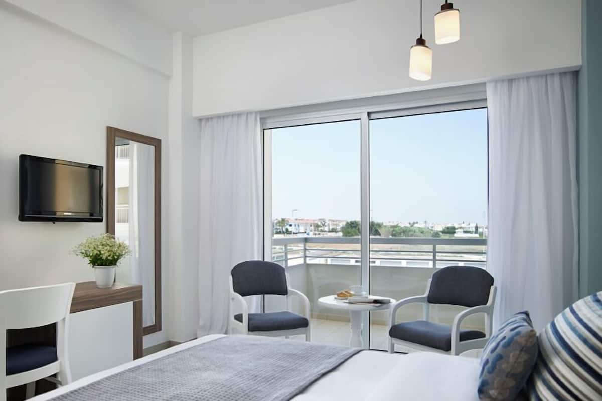 Double Room Inland View | Vista do quarto
