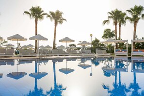 Piscine extérieure, chaises longues