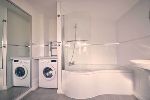 Nhà | Phòng tắm | Vòi sen/bồn tắm kết hợp, xà phòng, dầu gội, giấy vệ sinh 