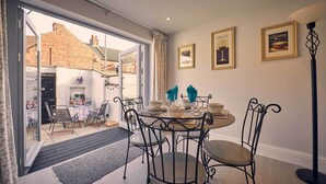 House | In-room dining - Roselyn (Newbiggin-by-the-Sea)