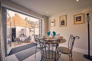 House | In-room dining