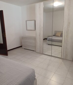 1 Schlafzimmer, Bügeleisen/Bügelbrett, Reisekinderbett, Bettwäsche