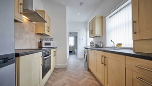 House | Private kitchen | Full-sized fridge, microwave, oven, stovetop - Skyview (Whitley Bay)