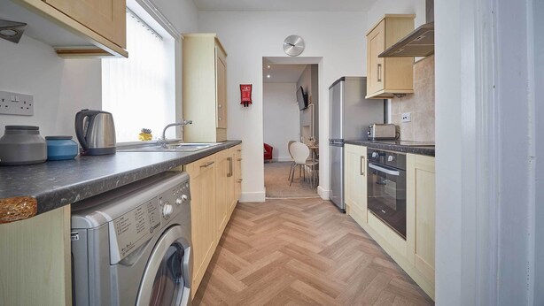 House | Private kitchen | Full-sized fridge, microwave, oven, stovetop - Skyview (Whitley Bay)